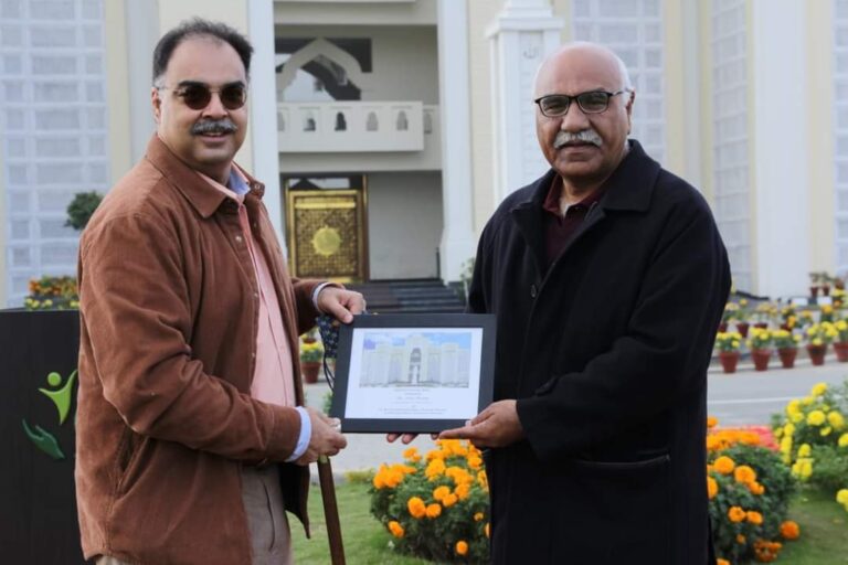 Dr. Amjad Saqib presents Akhuwat souvenir to Mr Zafar Masud